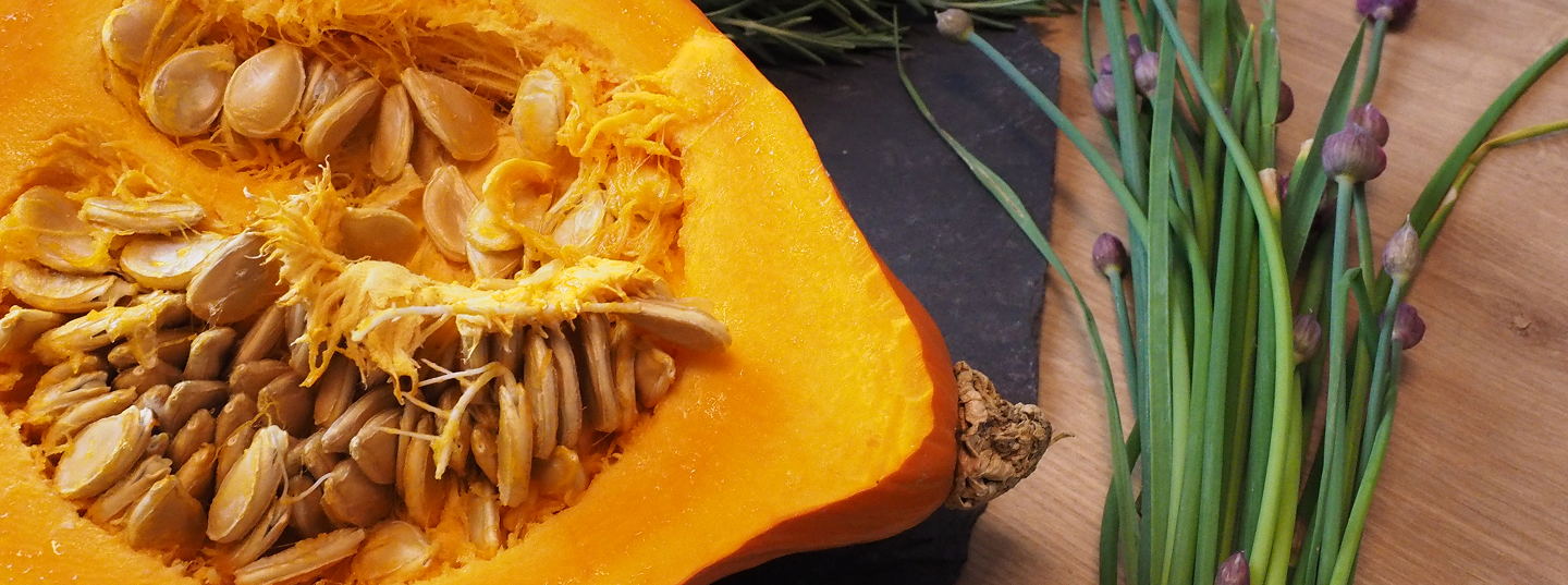 Ein aufgeschnittener Kürbis auf der Küchenzeile liegend