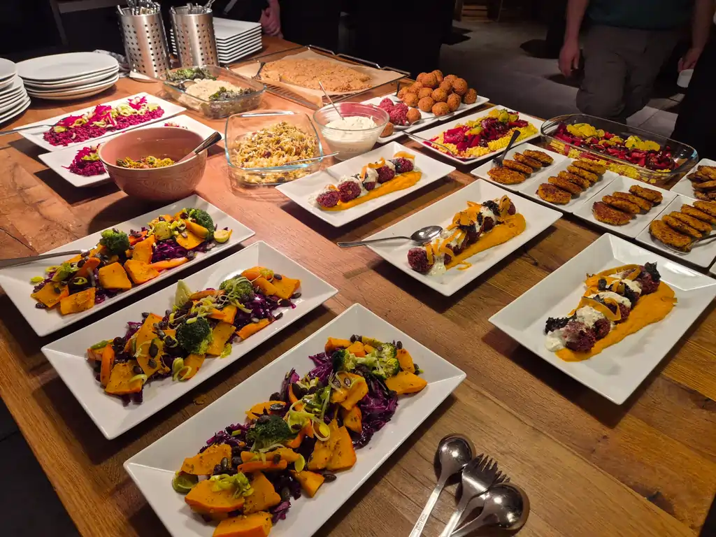 verschiedene vegetarische Gerichte auf Tellern